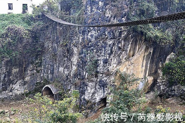 警示牌|探秘中梁山中神秘的荒废城堡，据说曾有两只熊跑了出来