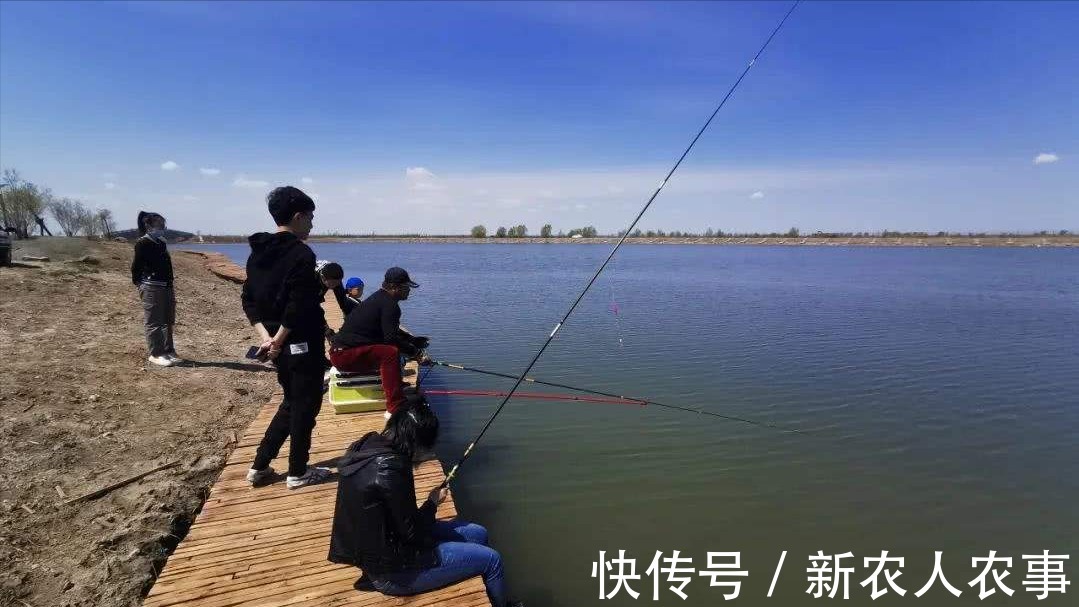 重庆4名男子钓鱼摊上事了,在水边直接被抓走,群众:必须严惩