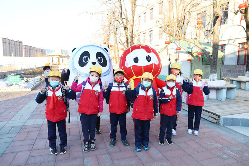 同学们|北京市石景山区红旗小学：冰墩墩雪容融现场“迎新”