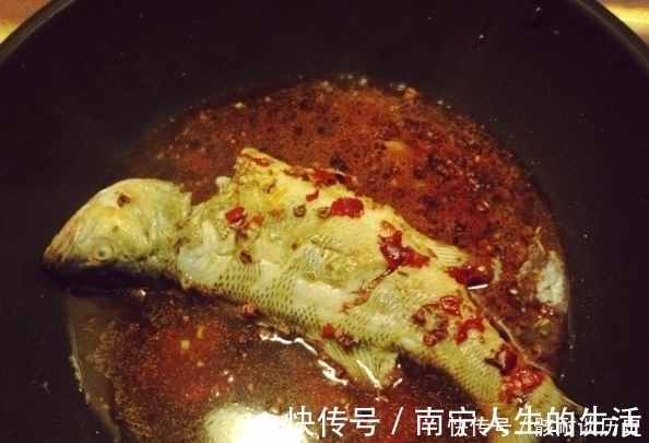 去鱼鳞别再用菜刀！大厨教你，加一些它，鱼鳞自己往下掉，好用！