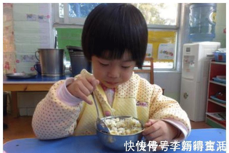 饭菜|女儿总说幼儿园饭菜好吃，妈妈不信去试菜，吃了一口吐在地上