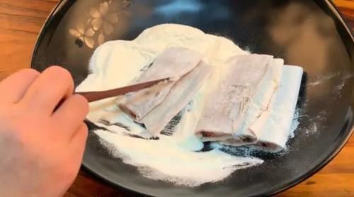 不管炸什么鱼,别只用淀粉,大厨教你一招,鱼肉外酥里嫩,不腥气