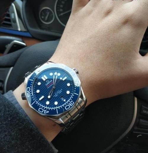 男人要有三块表？欧米茄海马：一块百搭的潜水表足够了