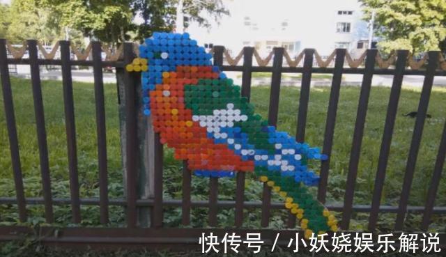 院子刚打完水泥,把攒了2麻袋的瓶盖一个一个嵌入地面,漂亮防滑