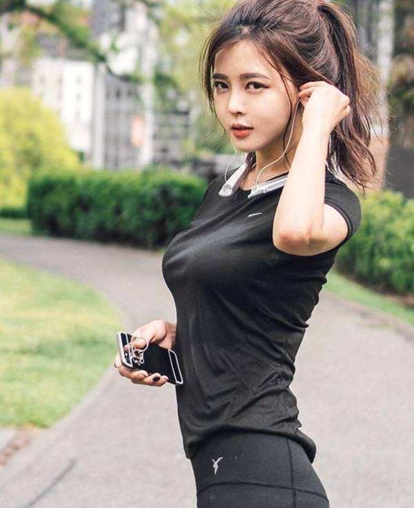 婀娜|街拍婀娜有型的紧身打底裤美女,性感时尚,打造自己不同的一面