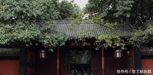 顿时|盗墓贼挖到皇帝陵,进入后看到这一景象,顿时跪在地上!