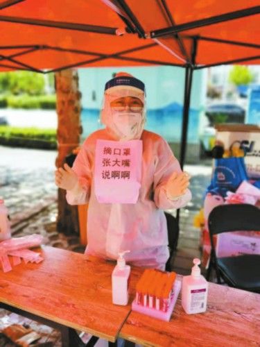 郑州市第一人民医院|一个个老冰棍绑在头上、身上干啥用？当“空调”啊