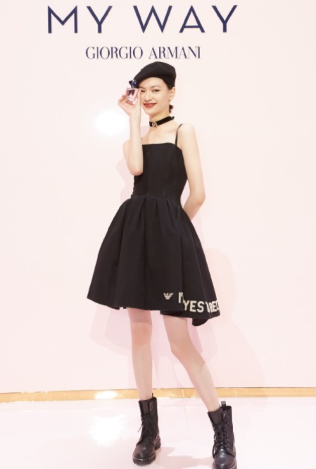 大长腿|邱天身材比例绝了!穿一袭黑色吊带连衣裙高贵大气,气场不输超模