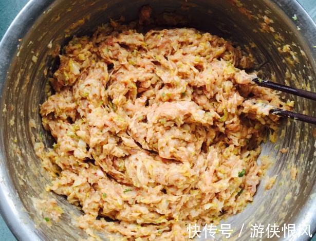 调白菜馅,不要用盐杀水或者焯水,巧用一招,饺子好吃还营养高