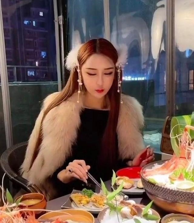 整形手术 8年的整形手术花费了100多万，光额头就打了200多支玻尿酸