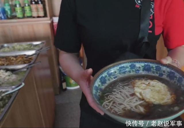 无锡乡镇上的早酒馆,3元一碟小菜配白酒,80岁大爷一顿喝半斤