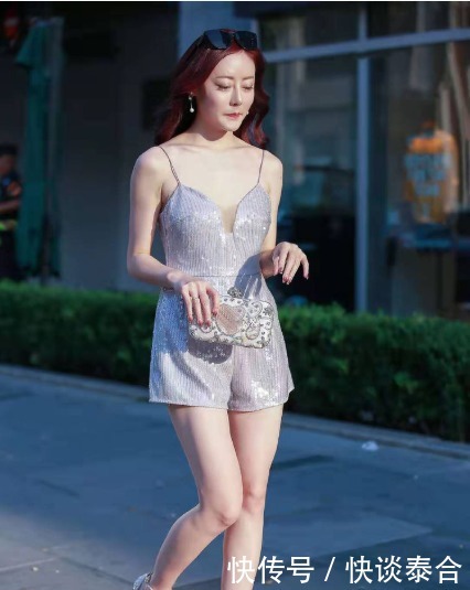 设计|亮片连衣裙搭配系带高跟鞋,简洁大气,柔情似水