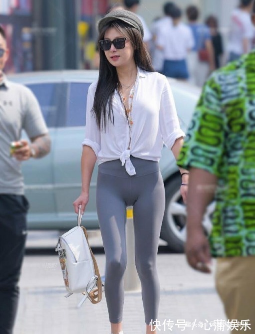 色呆板 打底裤展现女神动人风姿,展现独到美观的穿搭,突显潮流风格