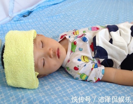 热毛巾|孩子半夜发烧,家长该用热毛巾还是冷毛巾敷很少人了解,别弄错