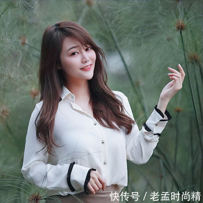 衬衫|衬衫加短裙,将女性的优雅和静美都蕴藏在一起,让人无法抗拒