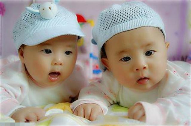 姐妹|双胞胎姐妹,一个奶奶带,一个妈妈带,一年后孩子差别显而易见