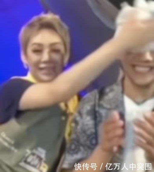 甲天下|直播擦脸引热议，宁静晒出与丁真的合影，霸气回应：还有谁想擦脸