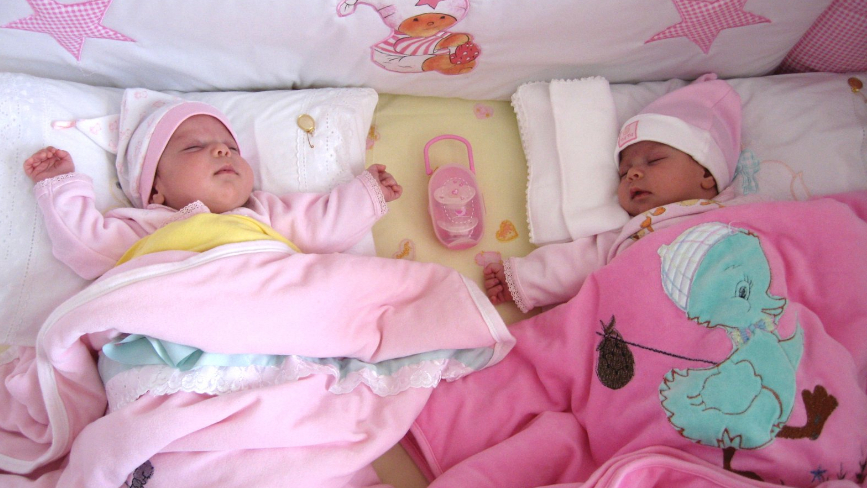 娘仨|夫妻离婚,双胞胎女儿一人得一个,半年后再见面,宝妈表情凝固