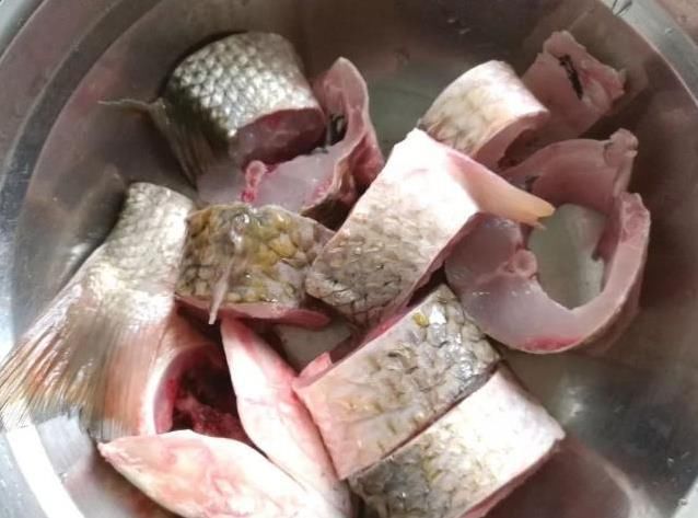 切成|这样做鱼,我们家隔三差五吃一次,永远也吃不腻