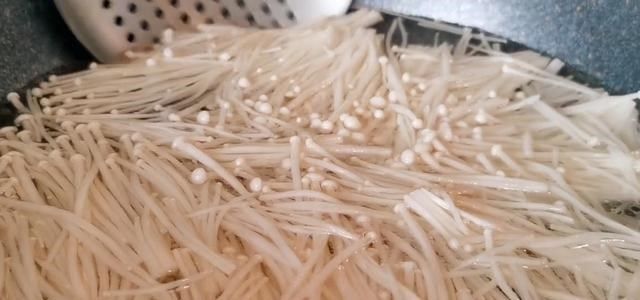 金针菇里面加3个鸡蛋，真的好吃，我家一周能吃3回，美味又营养