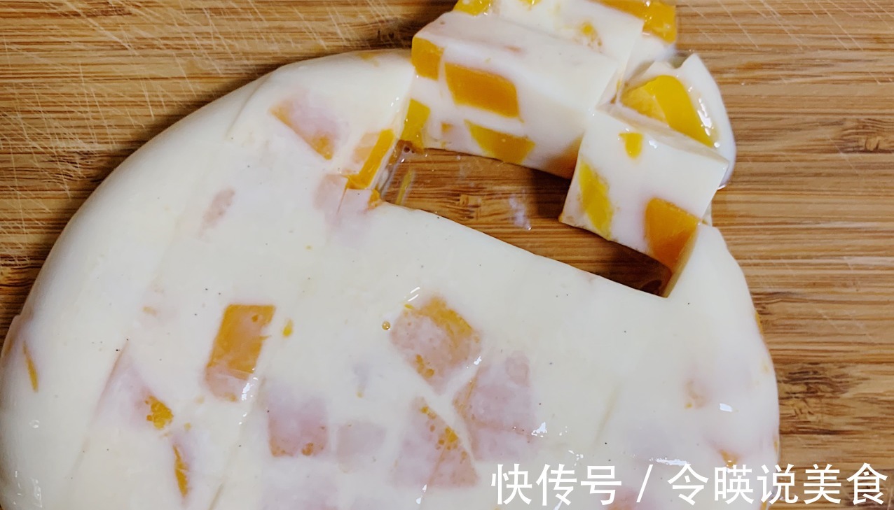 芒果和牛奶做，好吃到碗中见底，香甜又营养，小朋友们都爱吃