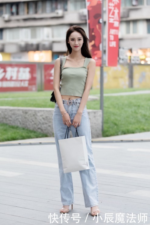 小姐姐爱穿性感吊带,露出性感水蛇腰,甜美的笑容让人心醉