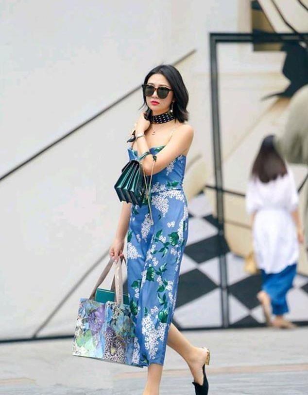 街拍|身穿蓝色长裙的小姐姐，彰显复古气息，尽显街头气质感