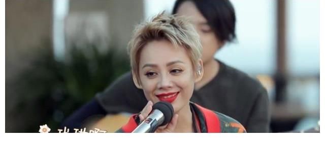 章娘娘|当年蹲在张国立脚边说话，宁静表情谄媚，一旁的章子怡满脸不屑？