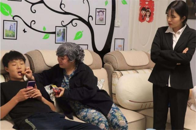 转账|“转账爸爸”聊天记录走红,家长的过度关怀,反而是一种伤害