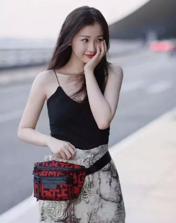 要看自身|美女街拍微胖大妹子的时尚,身材不够,搭配来凑!