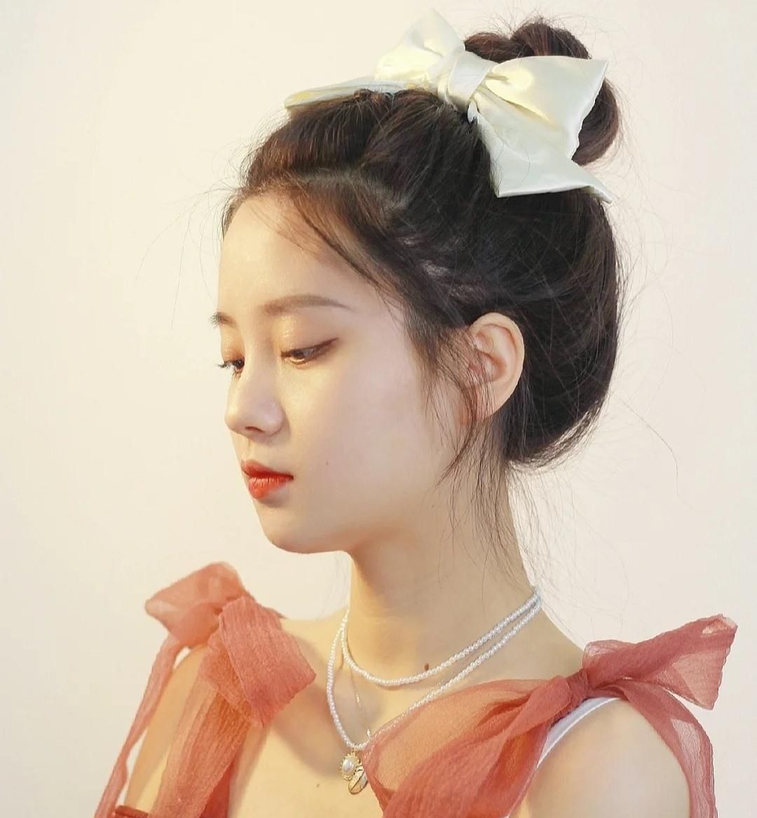 适合圆脸的发型，Lisa同款初恋头清纯，空气感丸子头自带瘦脸