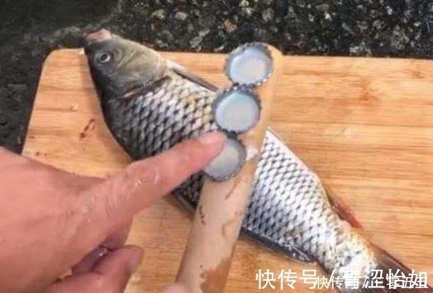 还在用菜刀刮鱼鳞？教你3个去除鱼鳞片小妙招，无需菜刀还不伤手