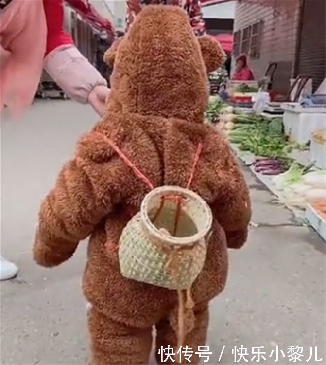 熊孩子|“熊孩子”获菜场大妈喜爱,送了一个大萝卜,抱起来笑得合不拢嘴