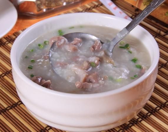 无锡7岁女孩腹痛入院，脾胃衰弱，医生提醒：煮粥时少放这3物