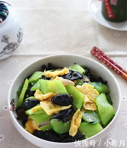 木耳|此菜,我家每周吃两顿,雷打不动,营养水分足,低脂美容嫩肌肤