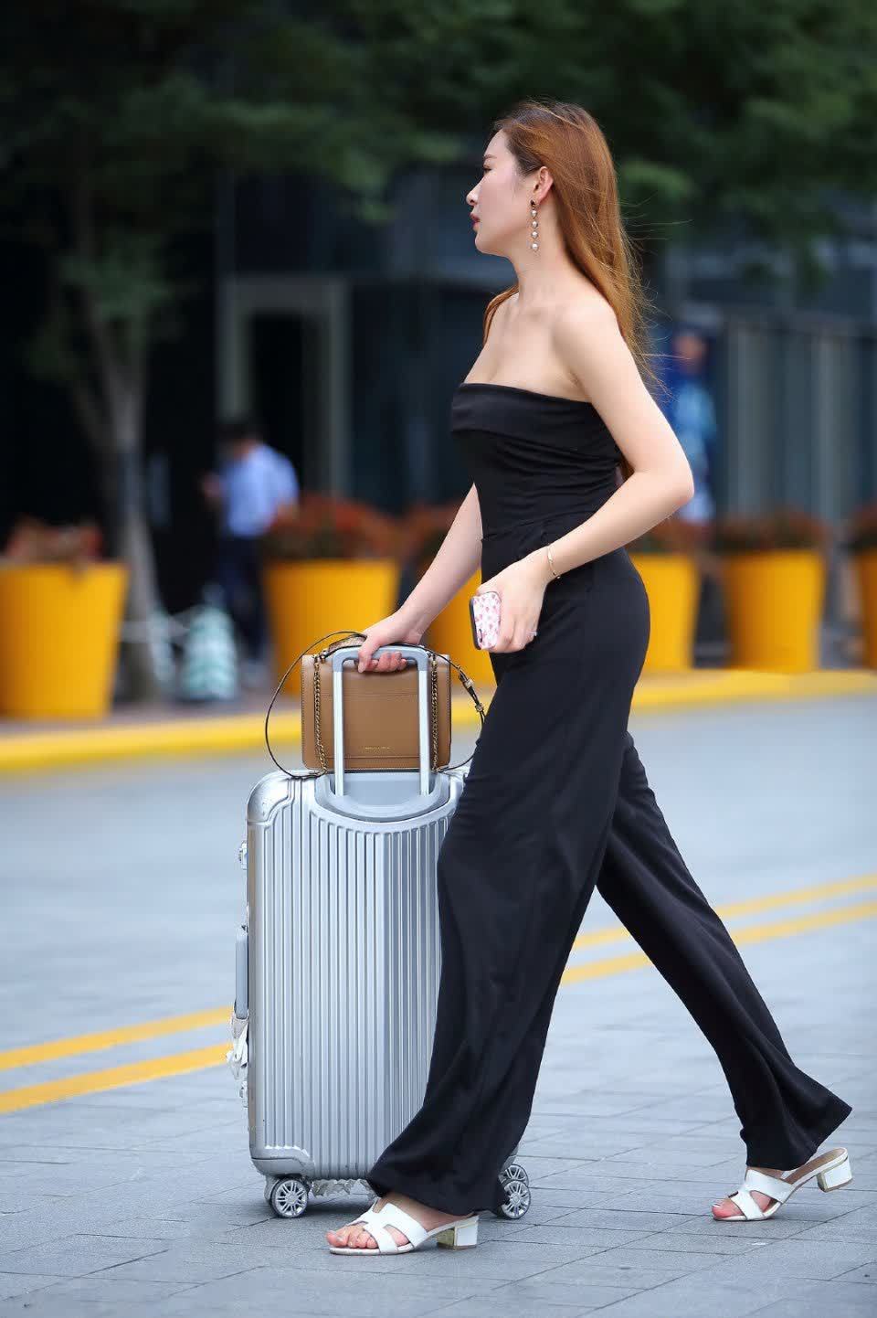 气场|觉得自己气场不够? 小姐姐黑色一字肩套装出街, 帮你一键出街