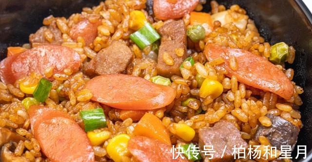 早饭吃米饭和鸡蛋吃腻了来一碗五彩焖饭，美味无比，营养丰富！