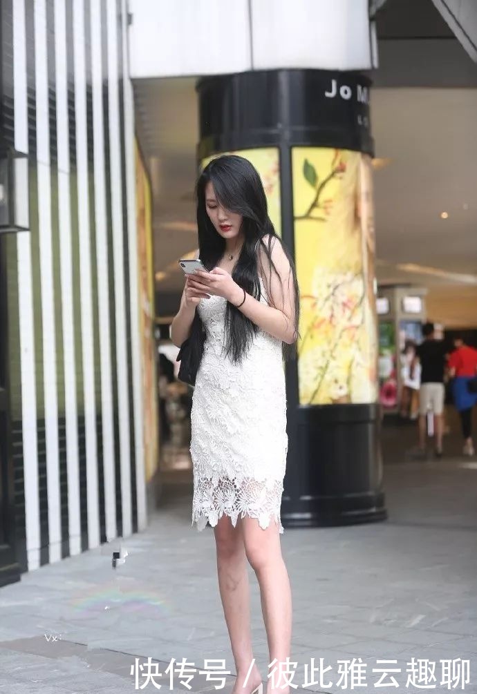 美女脚上搭配一双白色的低跟鞋,绽放时尚的魅力