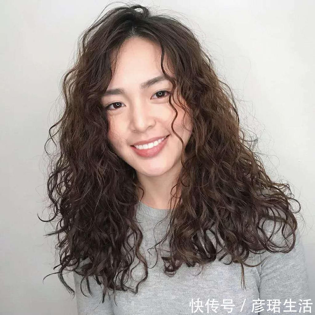 中卷|五十岁长发怎么留好看?4种时髦又减龄长卷发,什么发量都适合