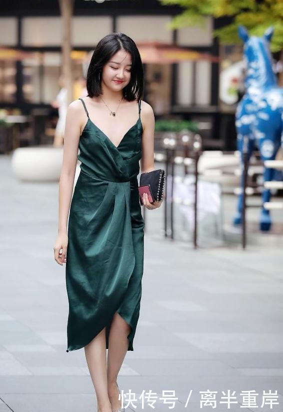 吊带|街拍粉色吊带搭配白色短裤的小姐姐,少女范十足