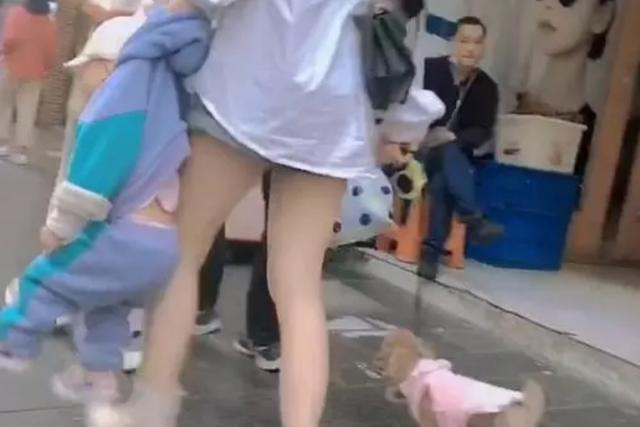 长记性|“最豪迈小姨”火了,孩子犯熊提溜起来就走,网友:是条汉子