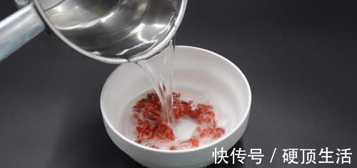 发霉|枸杞放久了发霉发粘?学会这诀窍,保存多久都不会受潮变质,真棒