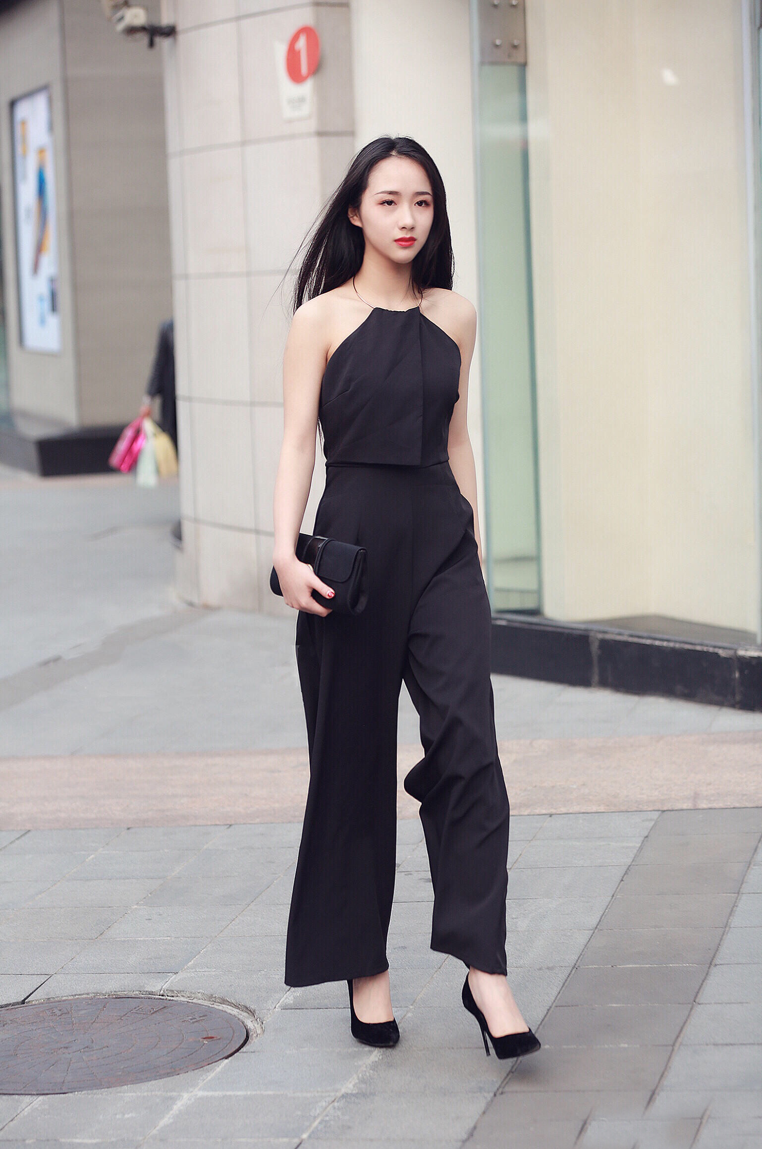 街拍风度翩翩的小美女，白皙美腿纤细笔直，甜美可爱