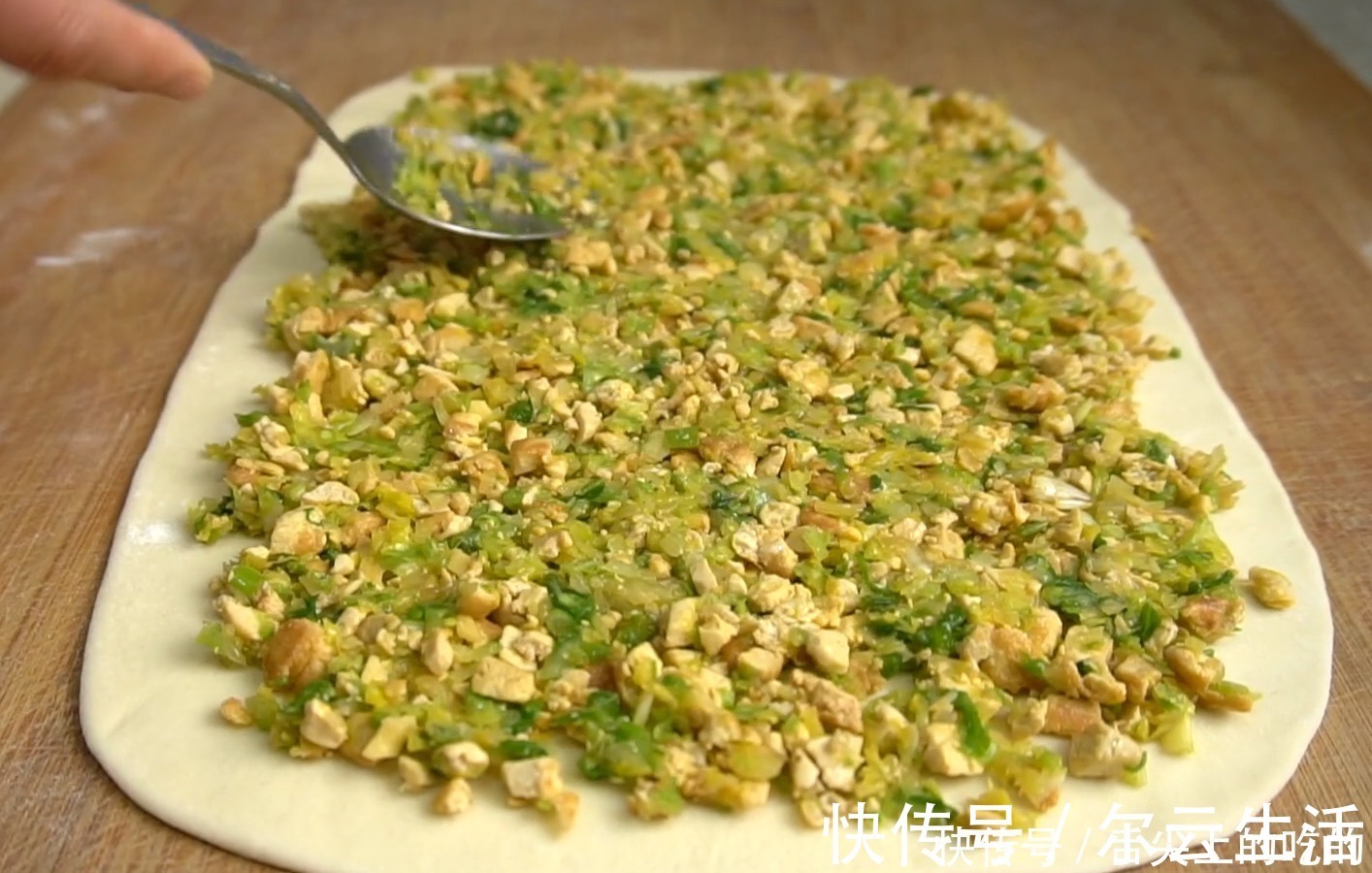发面|白菜这样吃真过瘾,不发面不烫面,一折一卷就搞定,比包子还好吃