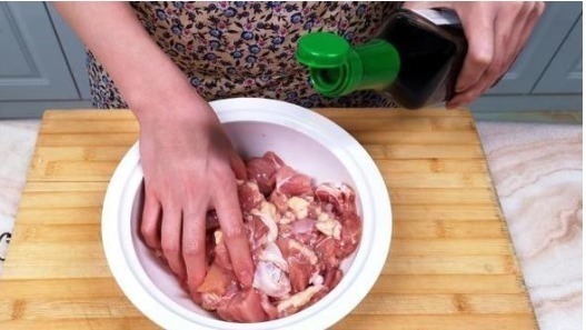 烤鱼锅|天冷了，鸡肉别炒也别炖，我家最馋这吃法，不放一滴水，越吃越香