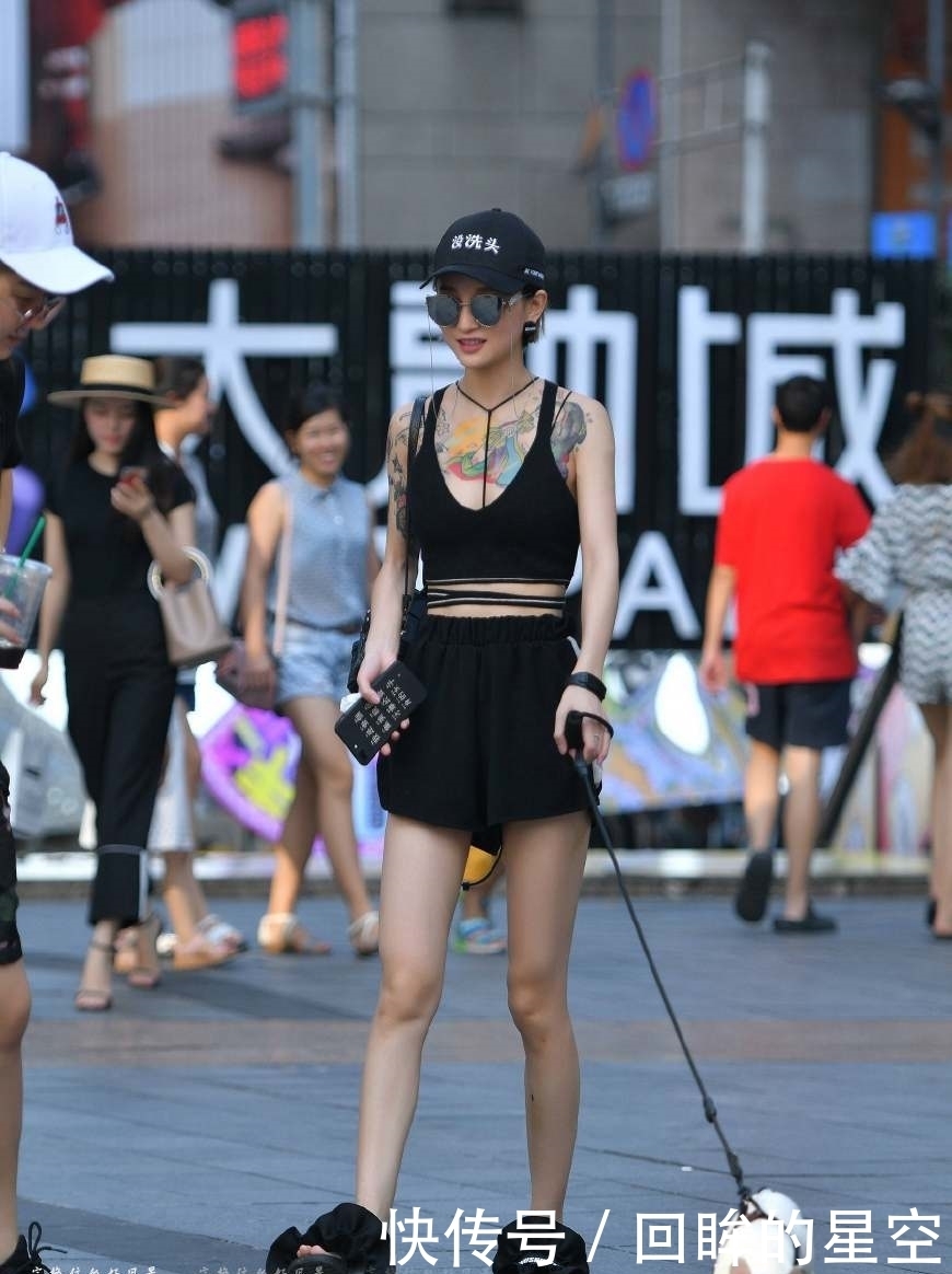 路人街拍，纹身和狗，一看就很“富有”