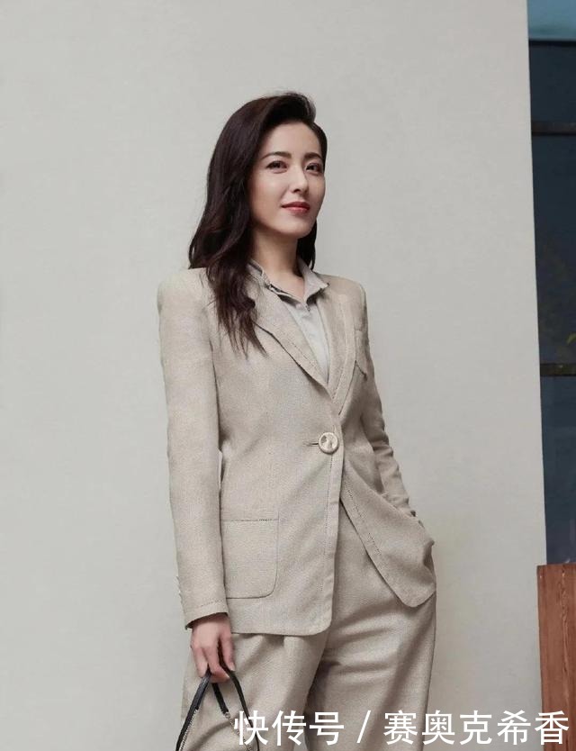 顶级蓝血奢侈品最爱美人颜PK战,你更Pink哪种颜?