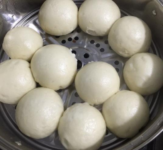 保鲜膜|蒸馒头别只加酵母了！再加这2样，半小时发满盆，馒头香软蓬松！