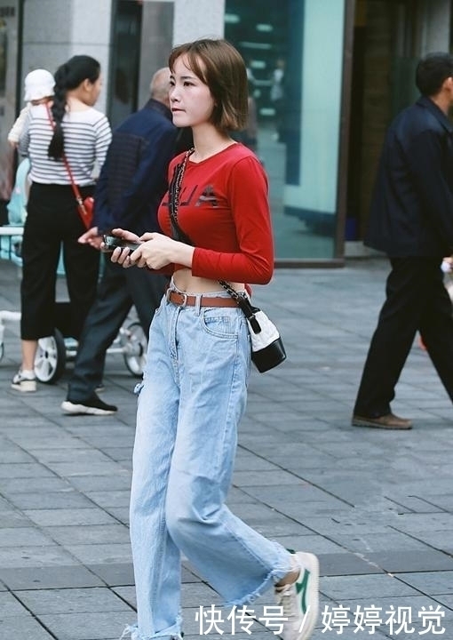街拍|街拍:休闲优雅动人的小姐姐,搭配有致展现出时尚个性很有韵味!