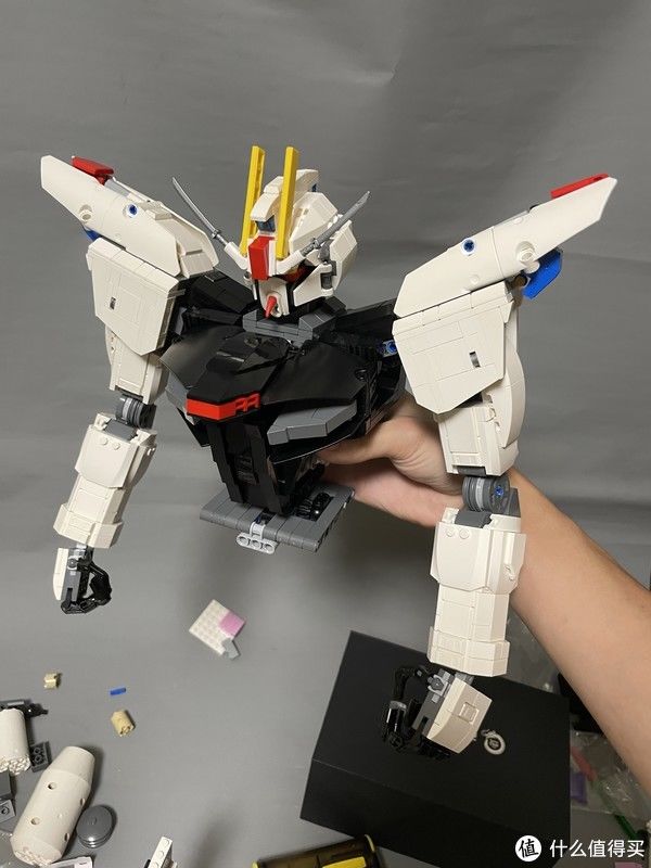 乐高零件|MOC 篇三十七：6000颗乐高零件制作的1/40自由高达 by BlacklyCat